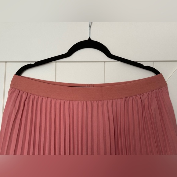 Dusty rose pleated midi skirt with attached lining - Picture 3 of 6